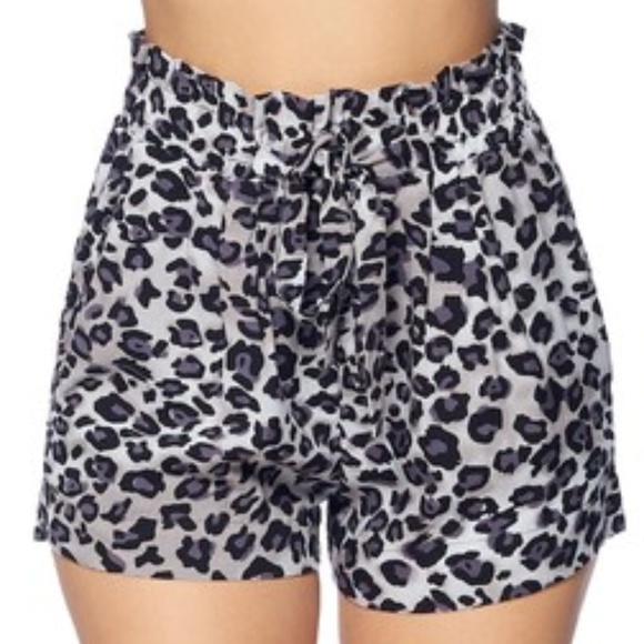 SHORTS Leopard animal print summer trends - Picture 2 of 3